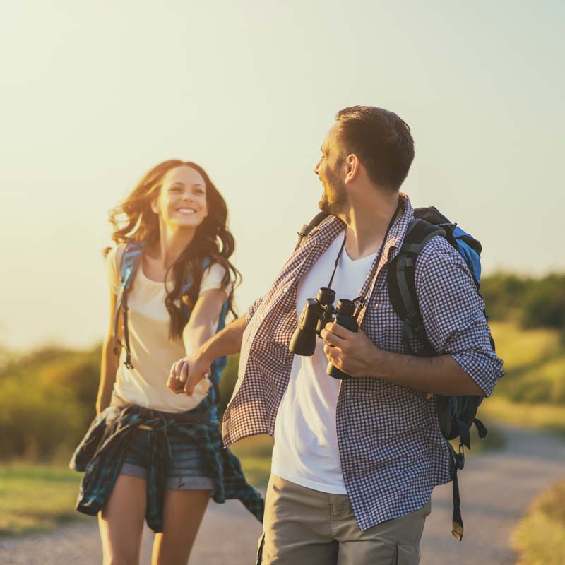 Junges Paar bei Wanderung